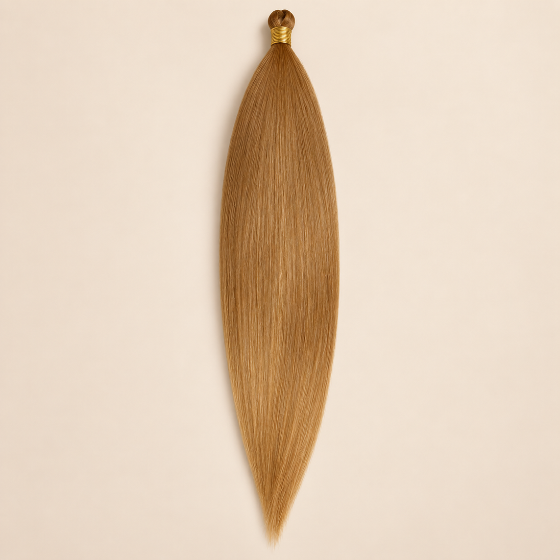 Steil Futura Kanekalon vlechthaar in kleur Sand Storm, 70 cm en 100 gram, op beige achtergrond