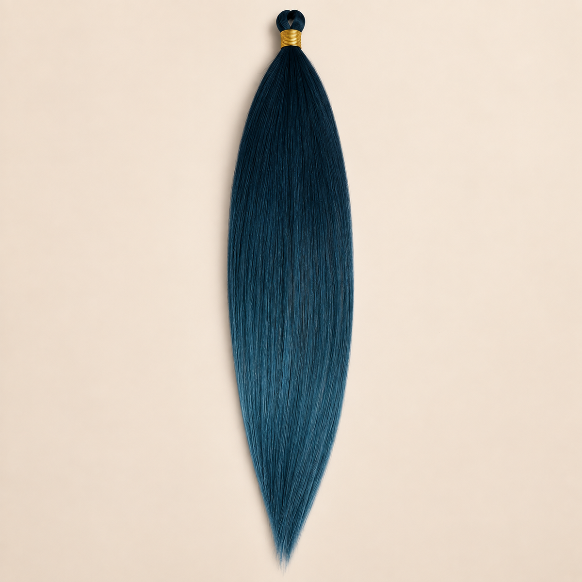 Steil Futura Kanekalon vlechthaar in kleur Steel Blue, 70 cm en 100 gram, op beige achtergrond