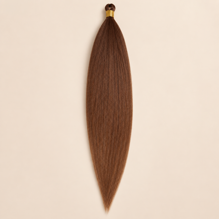 Steil Futura Kanekalon vlechthaar in kleur Tobacco, 70 cm en 100 gram, op beige achtergrond