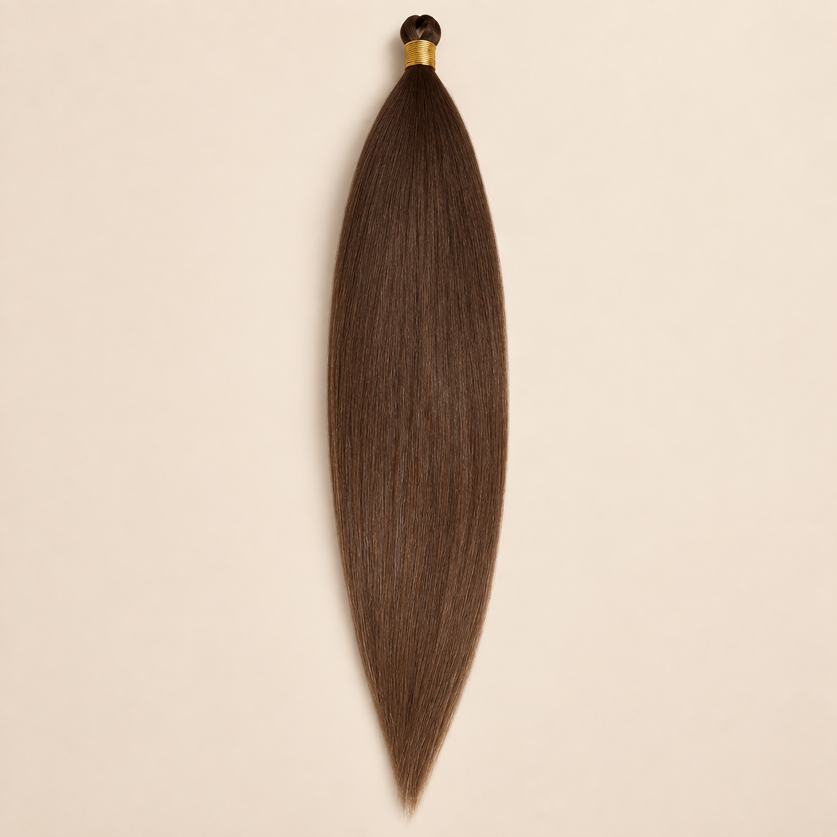 Steil Futura Kanekalon vlechthaar in kleur Walnut, 70 cm en 100 gram, op beige achtergrond