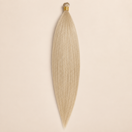 Steil Futura Kanekalon vlechthaar in kleur Winterfield, 70 cm en 100 gram, op beige achtergrond