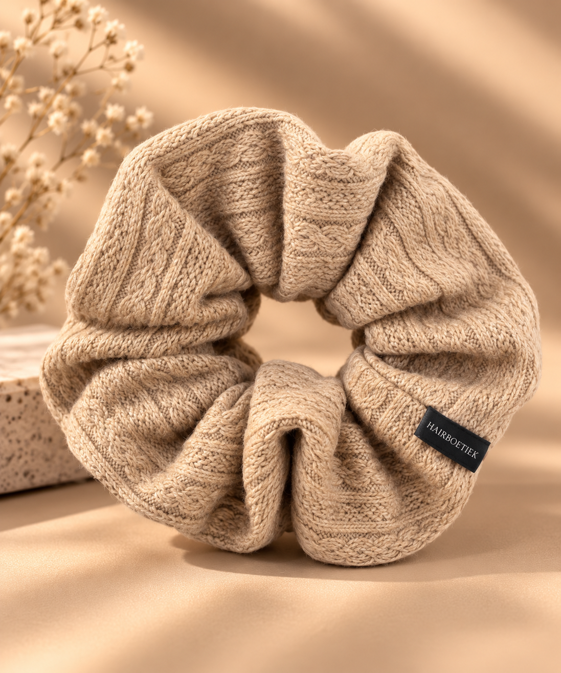 Grote gebreide scrunchie beige - De HaarBoetiek