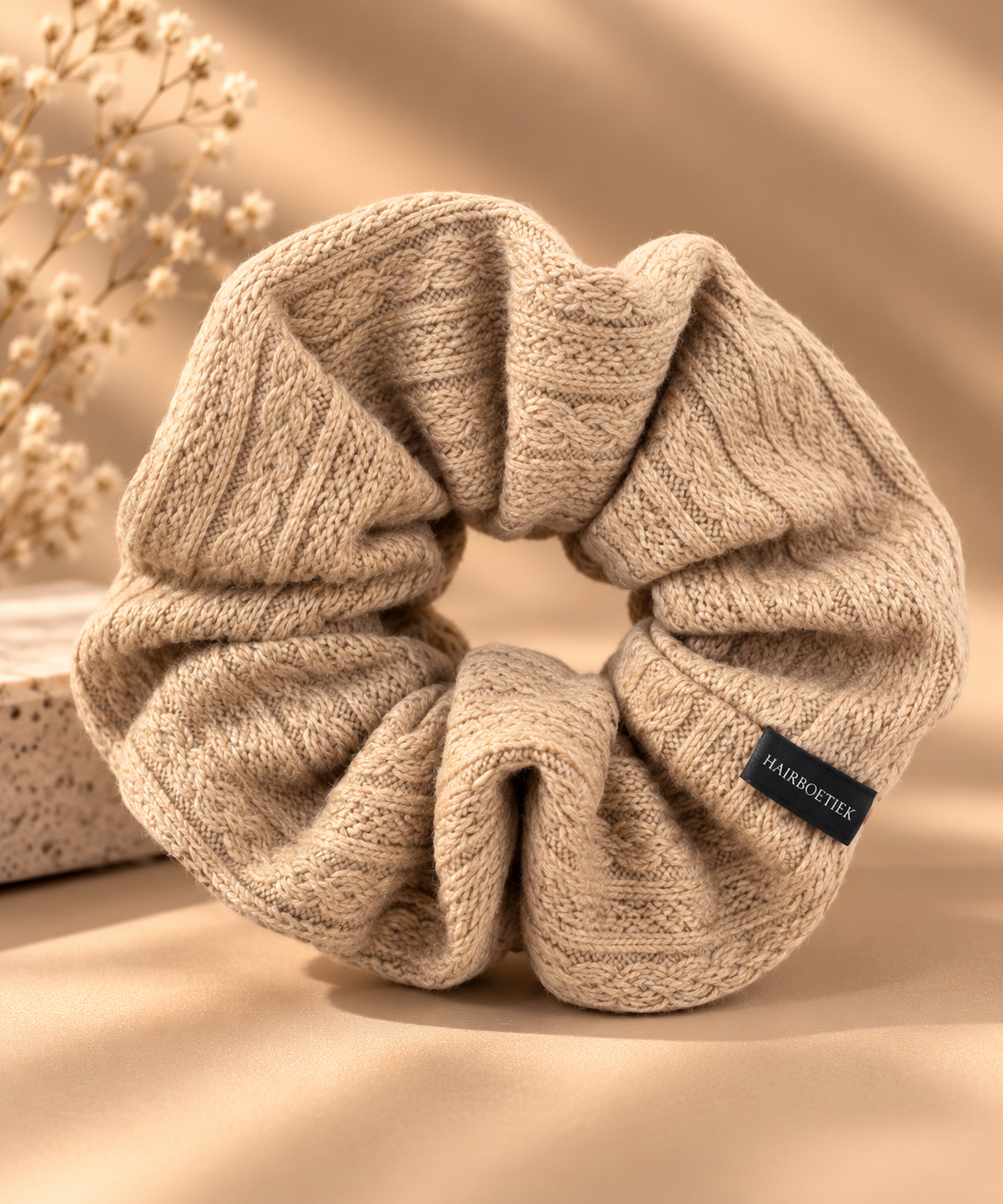 Grote gebreide scrunchie beige - De HaarBoetiek