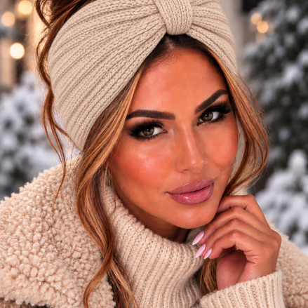 Beige gebreide winter haarband gedragen door model - De HaarBoetiek
