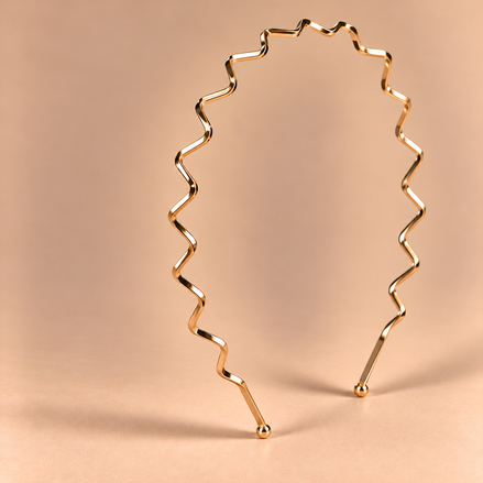 Gouden metalen haarband met zigzagpatroon op een luxe beige achtergrond