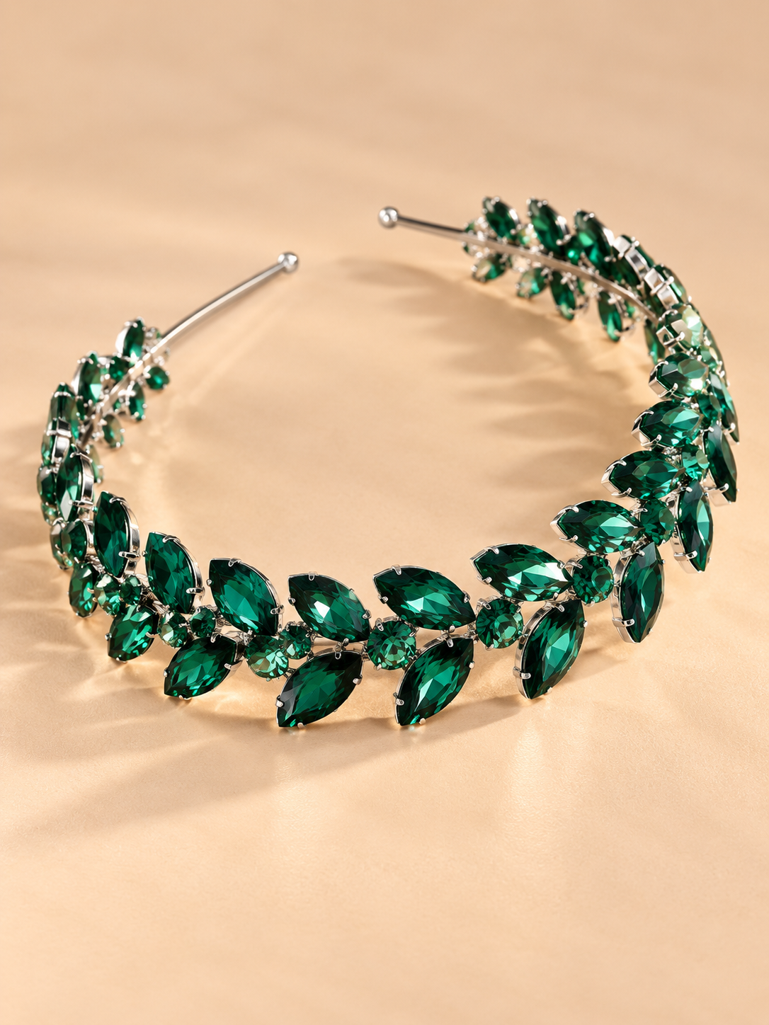 Luxe groene kristallen blad diadeem op beige achtergrond
