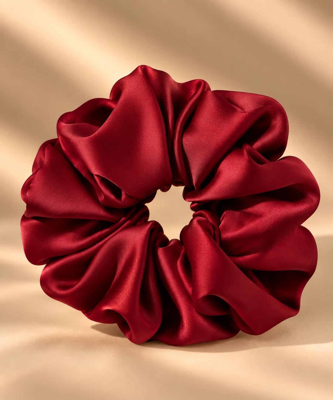 Grote satijnen scrunchie bordeaux rood - De HaarBoetiek