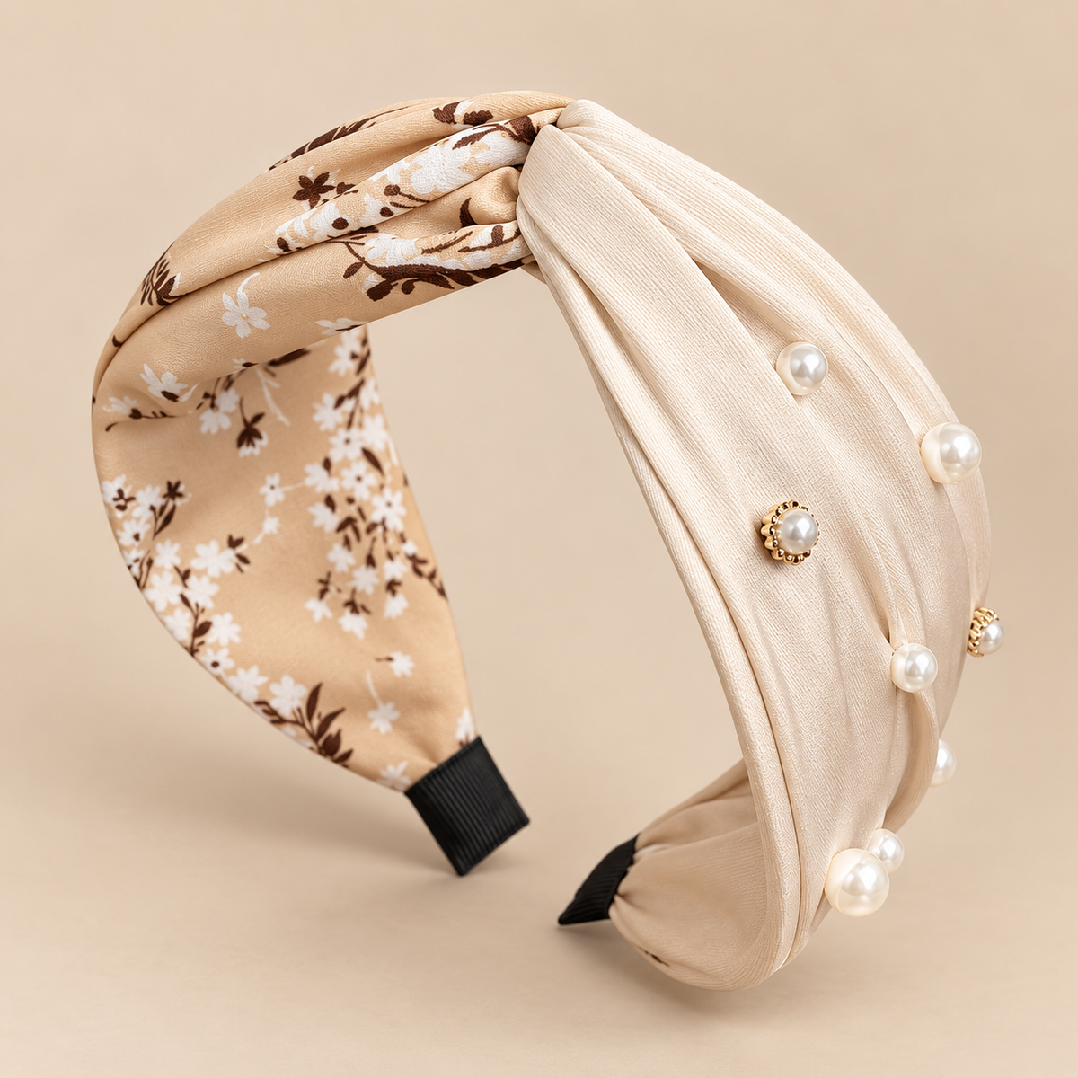 Beige brede knoophaarband met bloemenprint en crèmekleurige stof met parels