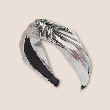 Haarband Shine Zilver metallic haarband op beige achtergrond