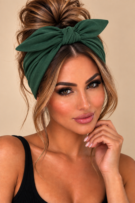 Groene elastische haarband met strik gedragen door model - De HaarBoetiek
