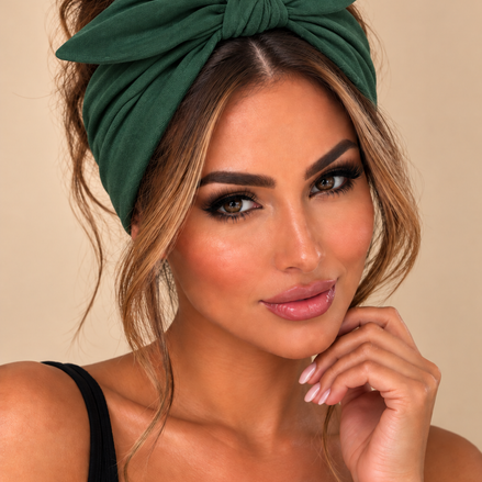 Groene elastische haarband met strik gedragen door model - De HaarBoetiek