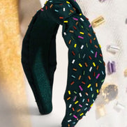 Zwarte knoop haarband met multicolor kralen detail