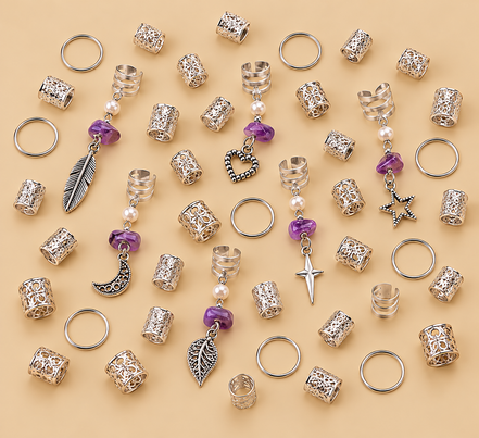Bohemian haarbedels oud-zilver en paars set van 36 met zilverkleurige ringen en hangers op beige achtergrond