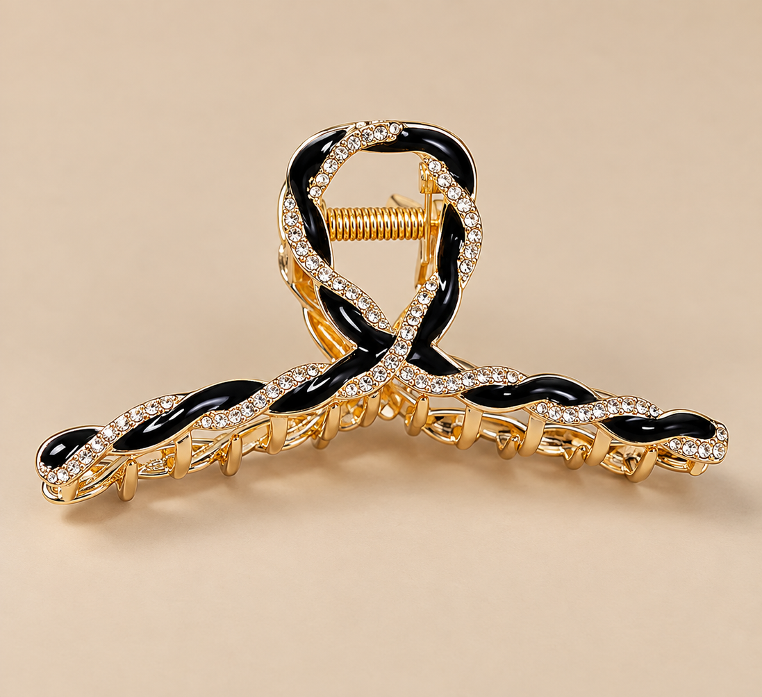 Zwarte metalen haarklem met strass op beige achtergrond