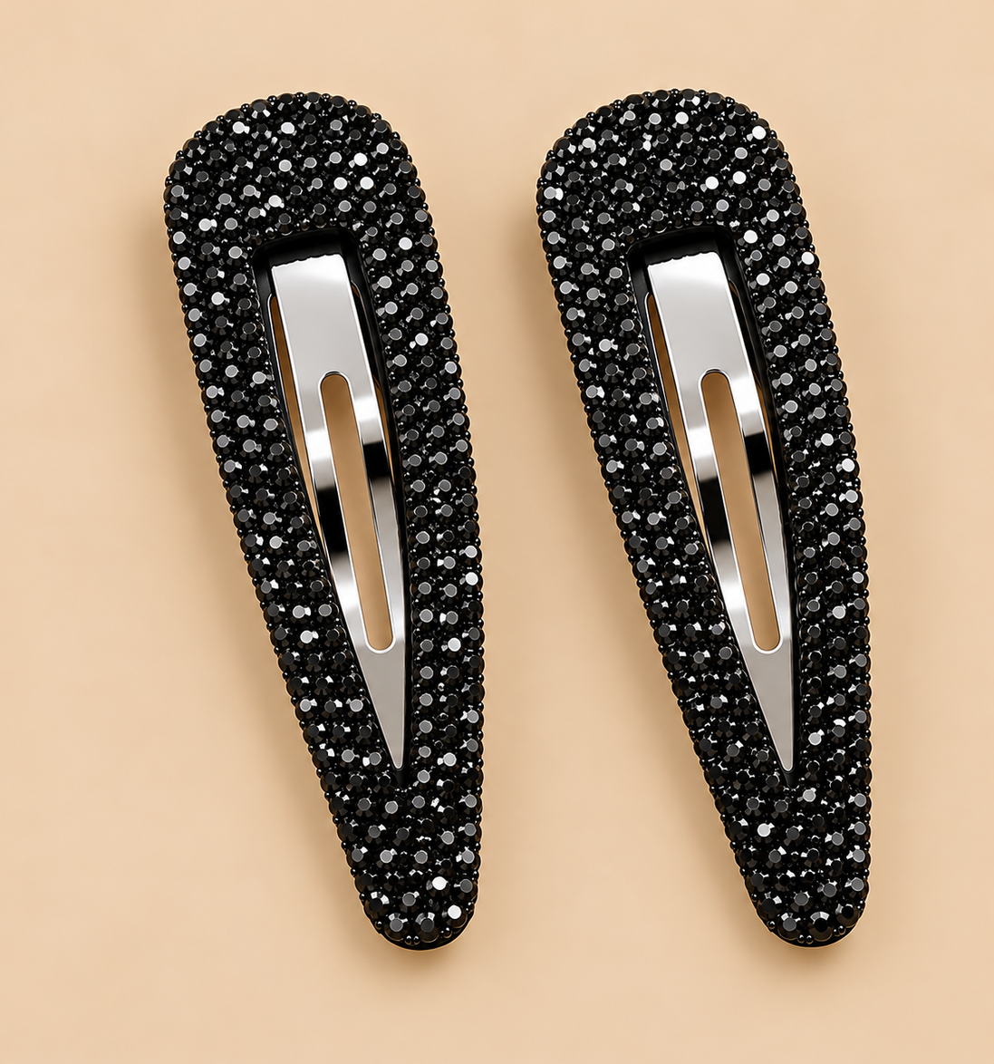 Set van twee zwarte strass haarspeldjes op beige achtergrond