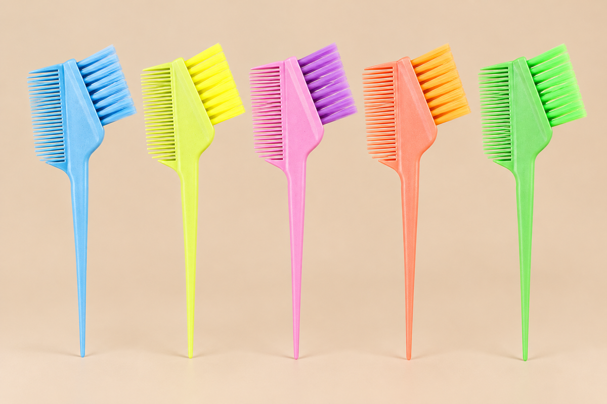 Vijf neonkleuren haarverfkwast met kam en puntsteel op beige achtergrond, willekeurige kleur per stuk