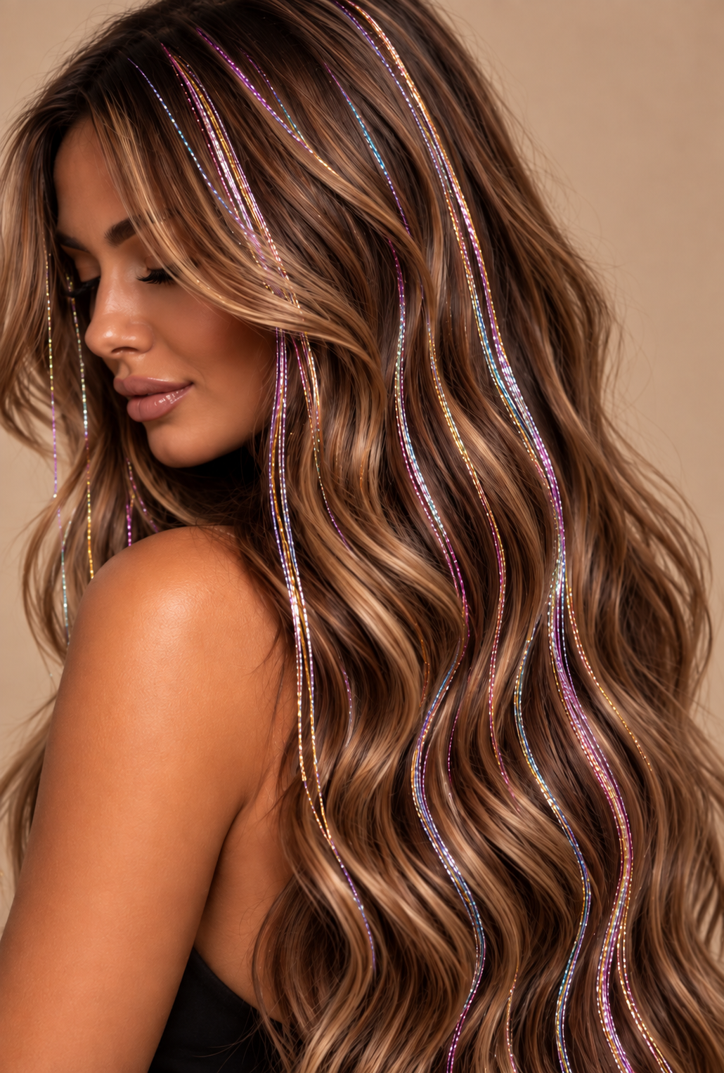 Hair Tinsel Multi5 multicolor in bruin haar op beige achtergrond - de HaarBoetiek