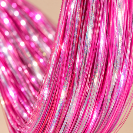Hair Tinsel Neon Pink close-up - fel roze holografische glans