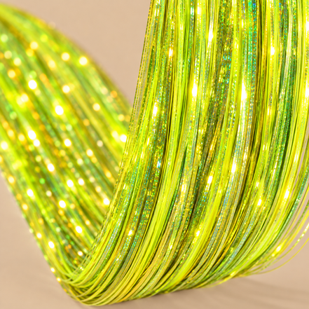 Neon Yellow Hair Tinsel close-up - neon geelgroene holografische glans