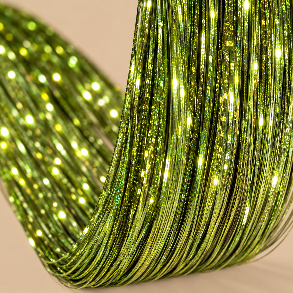 Olive Hair Tinsel close-up - olijfgroene holografische glans
