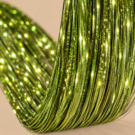 Olive Hair Tinsel close-up - olijfgroene holografische glans