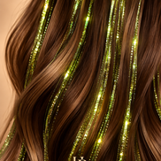 Olive Hair Tinsel verwerkt in bruin haar - de HaarBoetiek