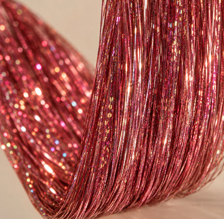 Watermelon Red hair tinsel close-up - rood roze holografische glans