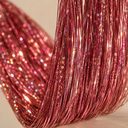 Watermelon Red hair tinsel close-up - rood roze holografische glans