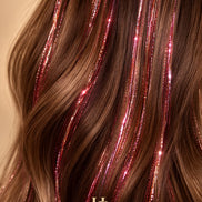 Hair Tinsel Watermelon Red verwerkt in bruin haar - de HaarBoetiek