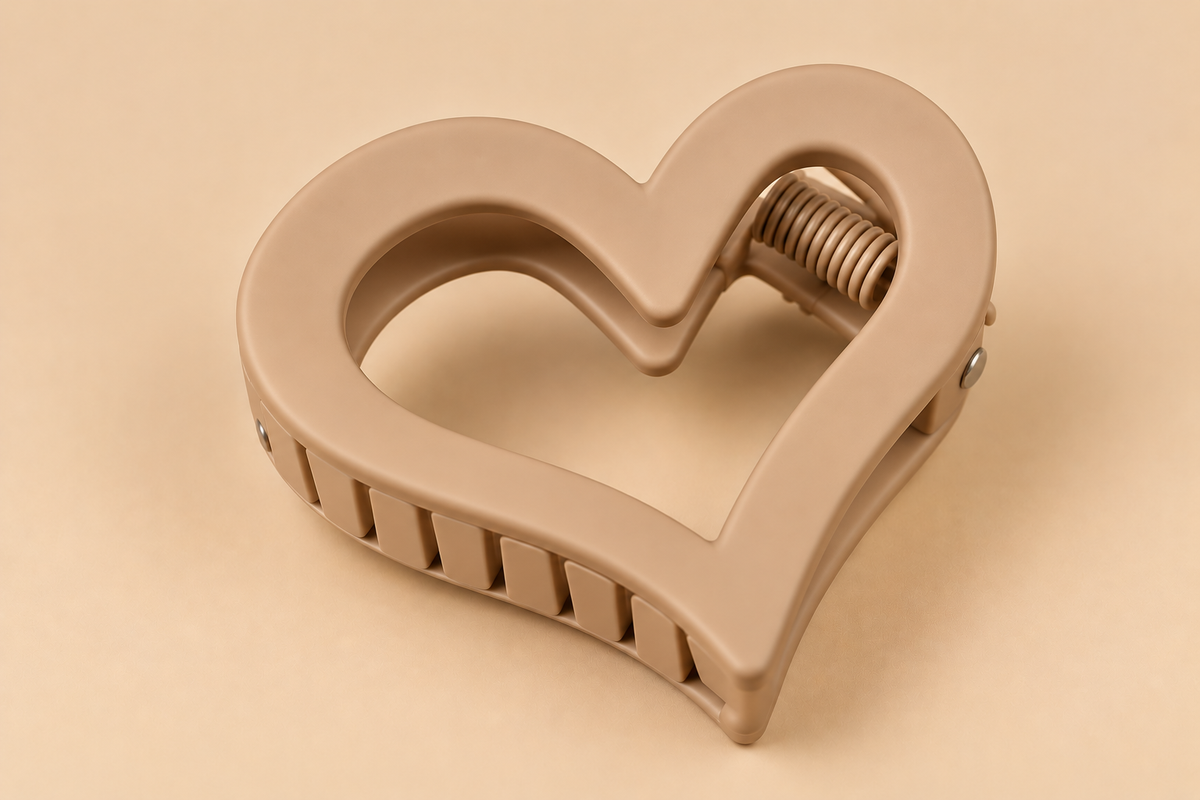 Hartvormige Haarklem – Matte klauwclip in beige-bruin – De HaarBoetiek