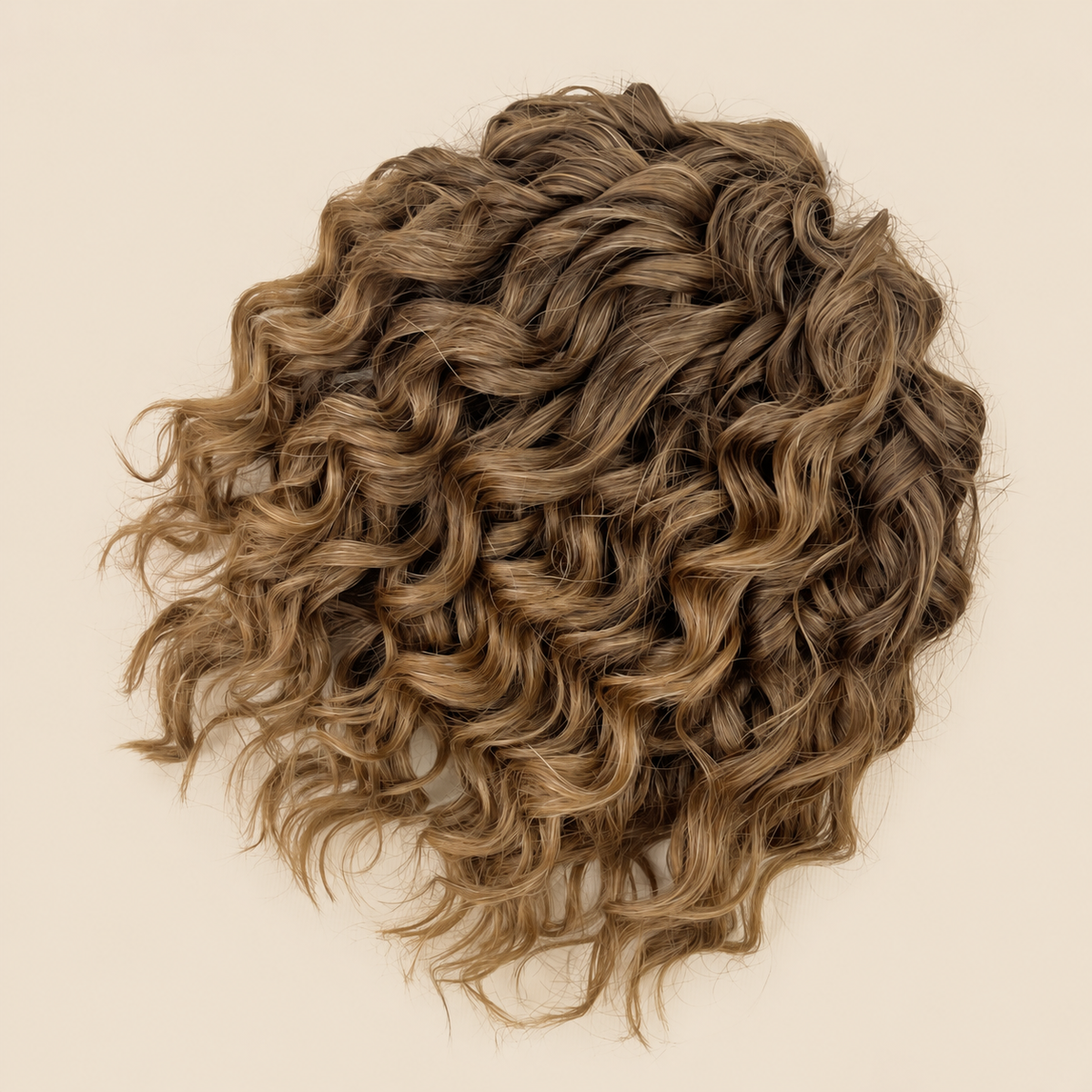 Jessica krullend invlechthaar 25 cm 200 g in bruin blond ombre T10/14 op beige achtergrond – De HaarBoetiek