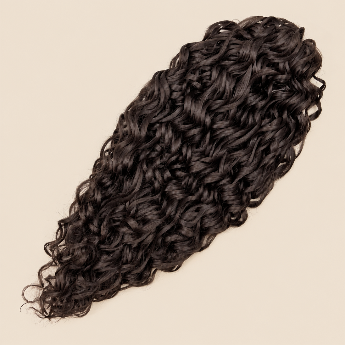 Jessica golvend invlechthaar 60 cm in bruin (4) op beige achtergrond – De HaarBoetiek