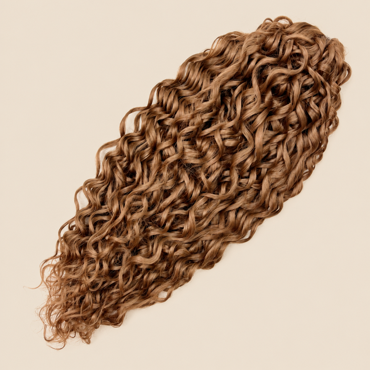 Jessica golvend invlechthaar 60 cm in bruin (12) op beige achtergrond – De HaarBoetiek