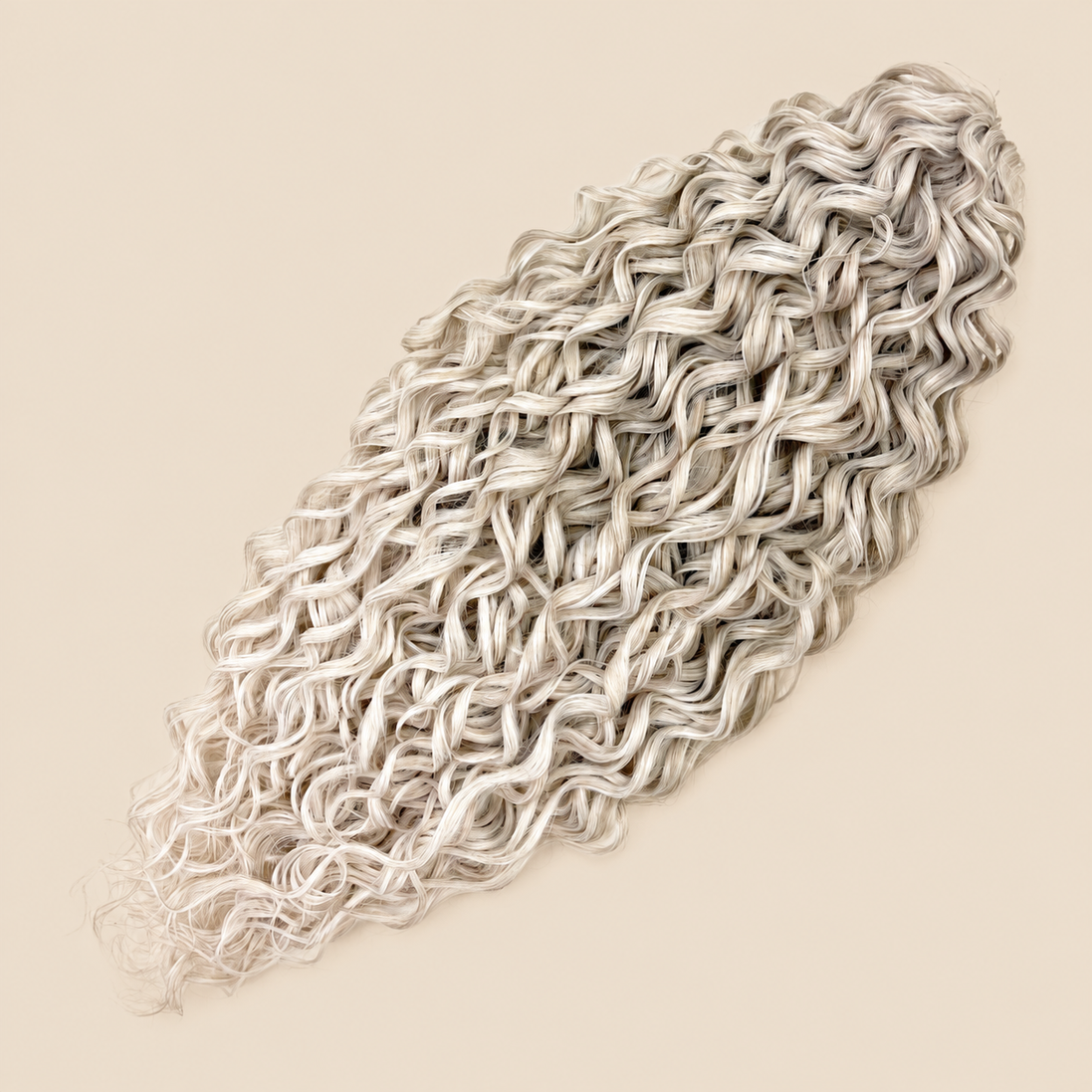 Jessica golvend invlechthaar 60 cm in blond (T16/56C) op beige achtergrond – De HaarBoetiek