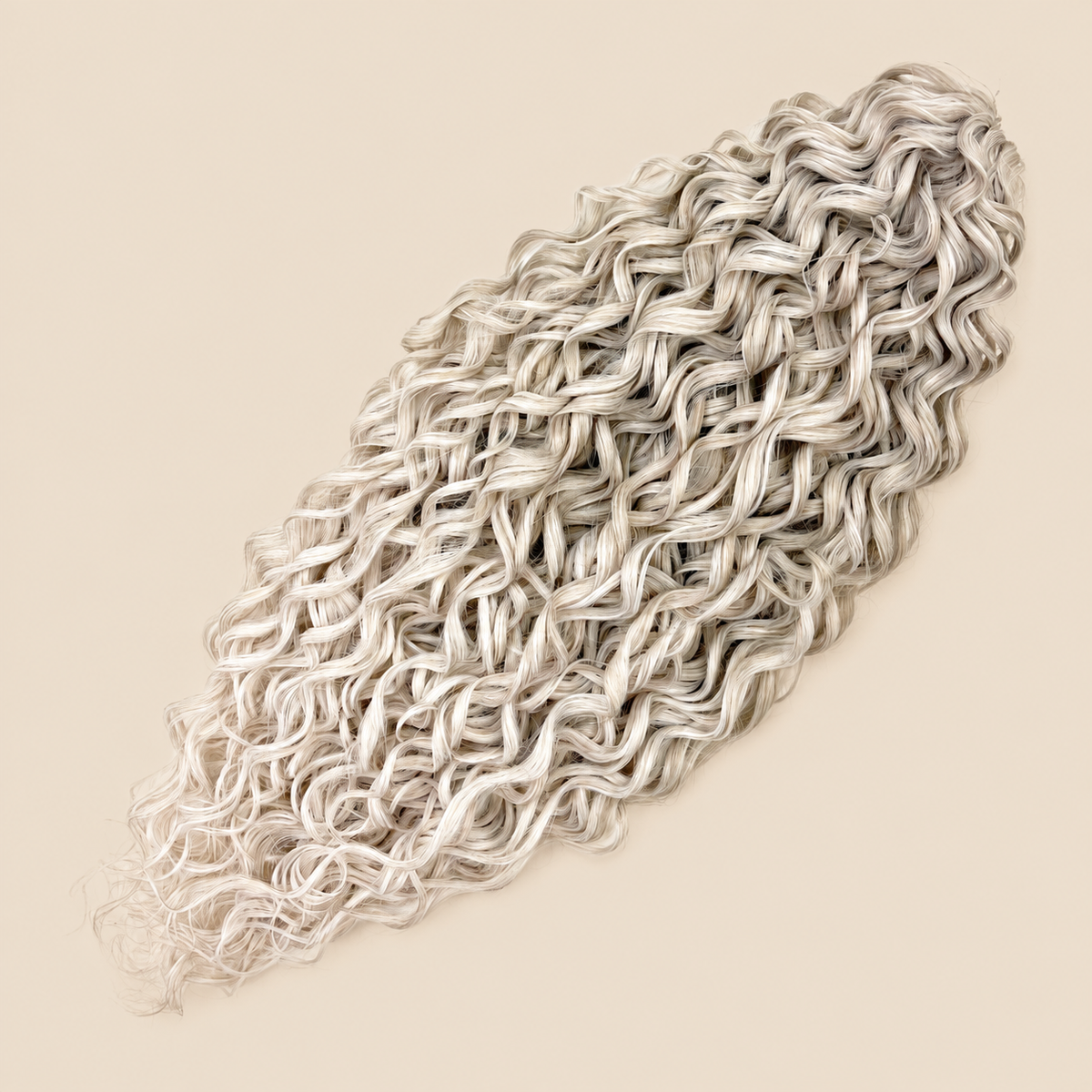 Jessica golvend invlechthaar 60 cm in blond (T16/56C) op beige achtergrond – De HaarBoetiek