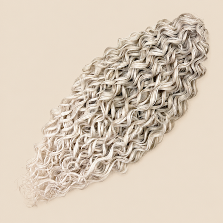 Jessica golvend invlechthaar 60 cm in blond (T16/56C) op beige achtergrond – De HaarBoetiek