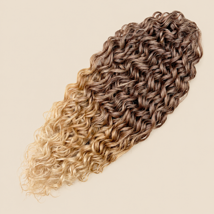 Jessica golvend invlechthaar 60 cm in bruin (T042) op beige achtergrond – De HaarBoetiek