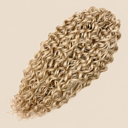 Jessica golvend invlechthaar 60 cm in blond (613F) op beige achtergrond – De HaarBoetiek