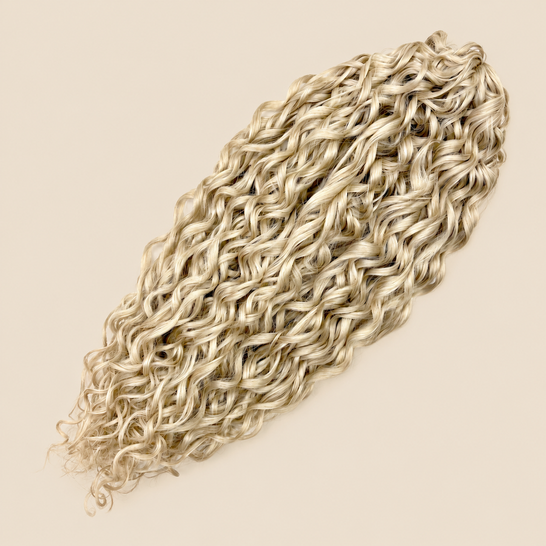 Jessica golvend invlechthaar 60 cm in blond (22) op beige achtergrond – De HaarBoetiek