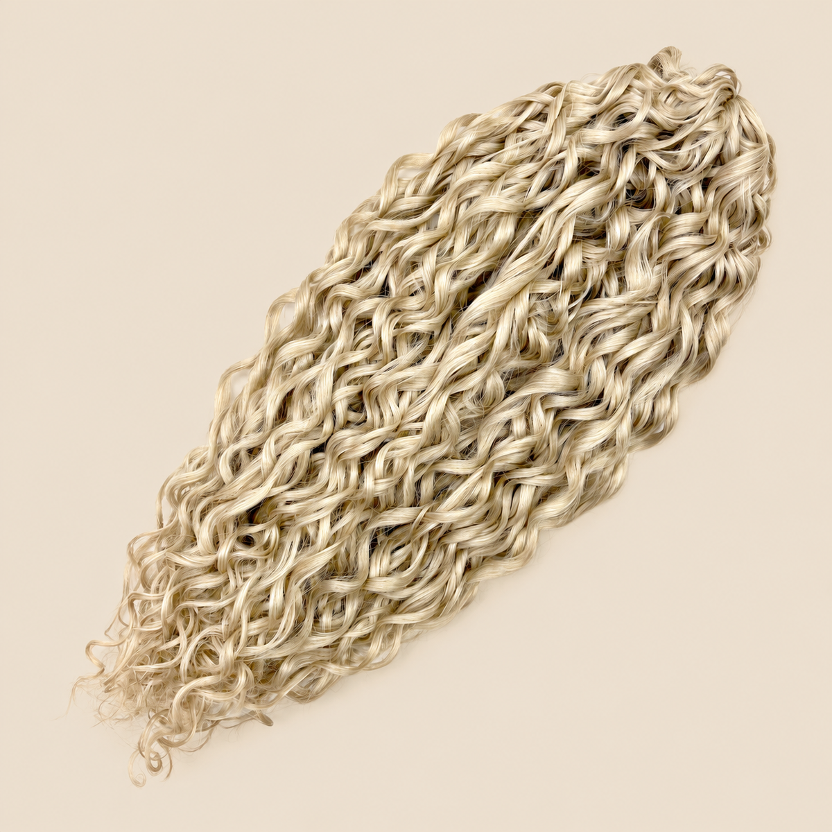 Jessica golvend invlechthaar 60 cm in blond (22) op beige achtergrond – De HaarBoetiek