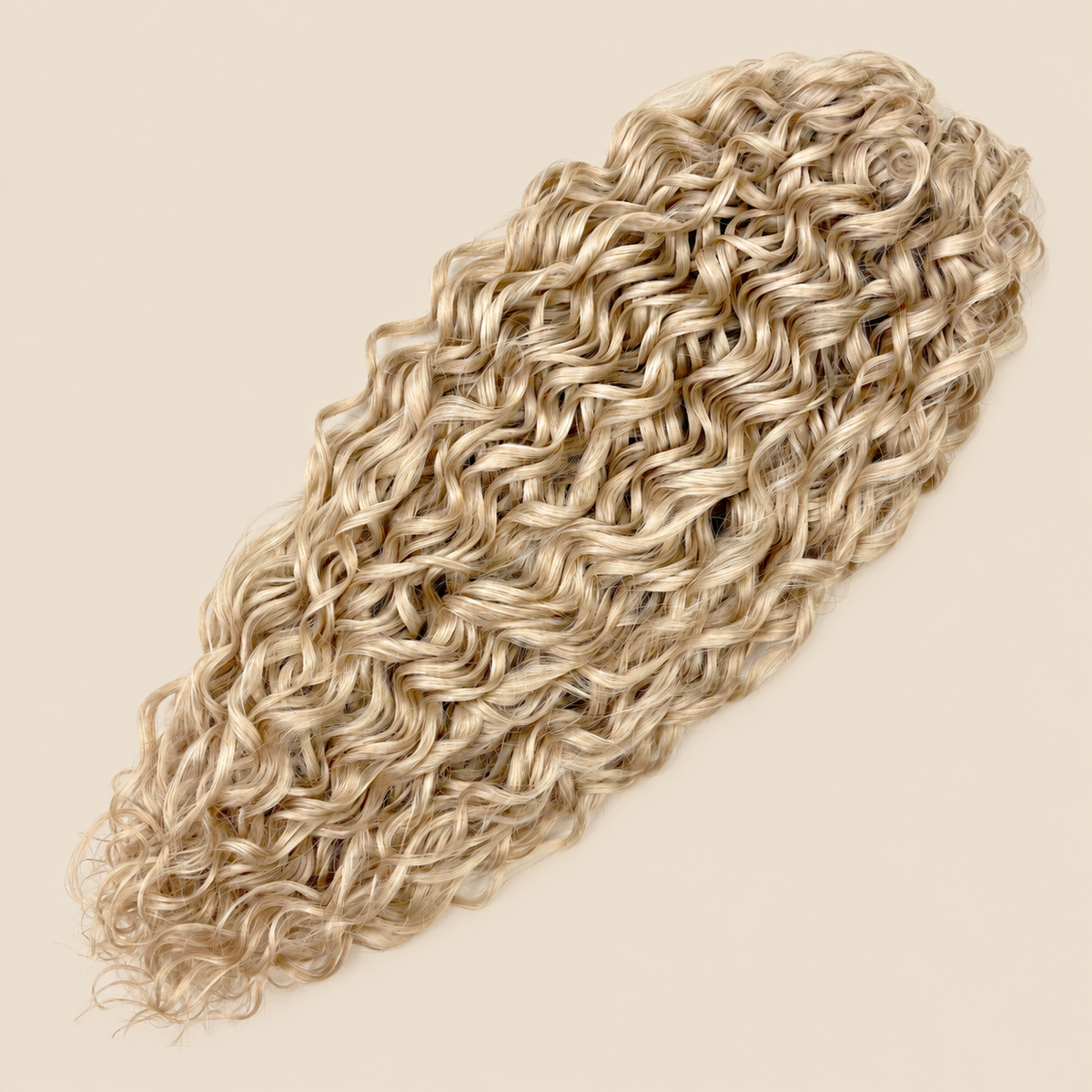 Jessica golvend invlechthaar 60 cm in blond (Linen(59)) op beige achtergrond – De HaarBoetiek
