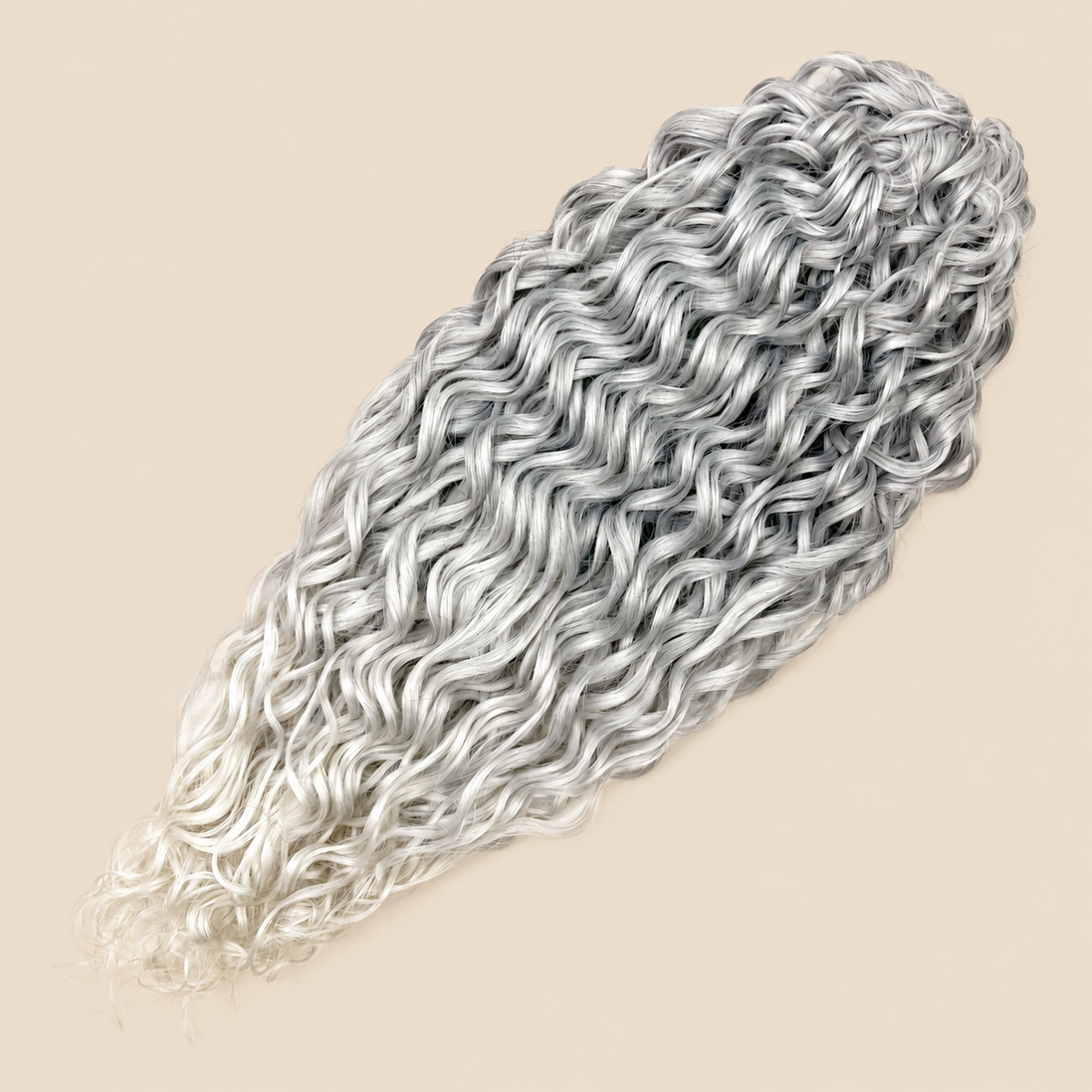 Jessica golvend invlechthaar 60 cm in grijs-wit (T-Grey31) op beige achtergrond – De HaarBoetiek