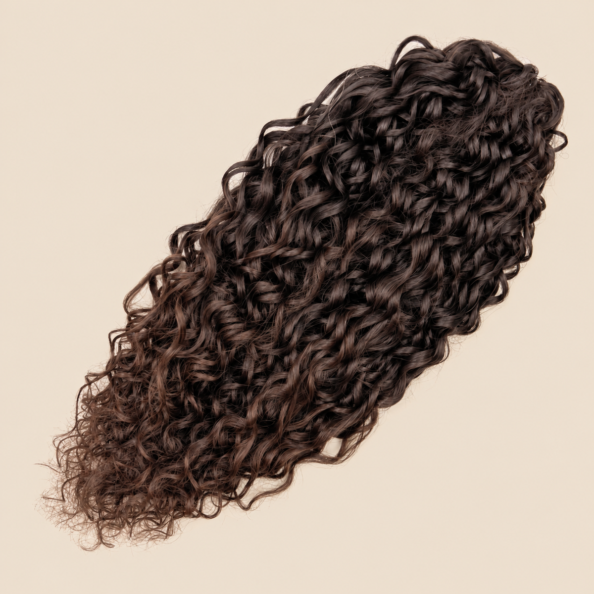 Jessica golvend invlechthaar 60 cm in bruin (T1B/4/8) op beige achtergrond – De HaarBoetiek