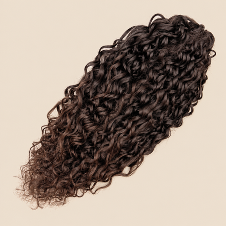 Jessica golvend invlechthaar 60 cm in bruin (T1B/4/8) op beige achtergrond – De HaarBoetiek