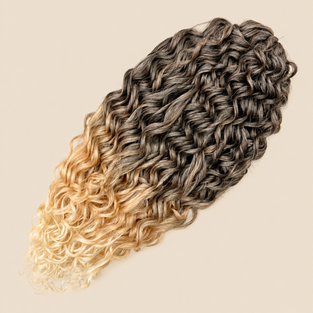 Jessica golvend invlechthaar 60 cm in bruin-blond (T1B/27/613) op beige achtergrond – De HaarBoetiek