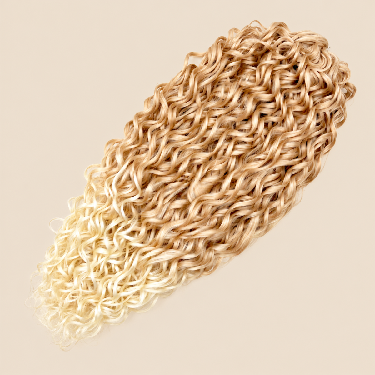 Jessica golvend invlechthaar 60 cm in blond (T27/613) op beige achtergrond – De HaarBoetiek