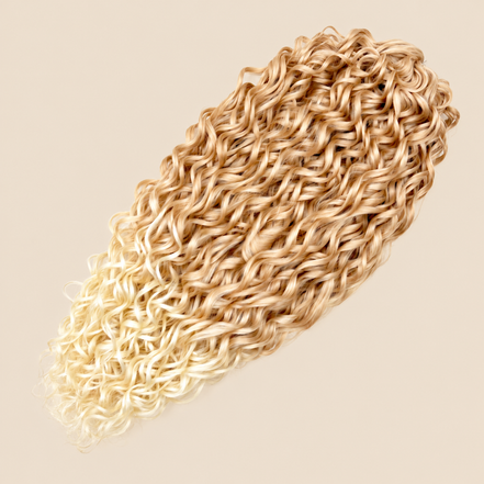 Jessica golvend invlechthaar 60 cm in blond (T27/613) op beige achtergrond – De HaarBoetiek