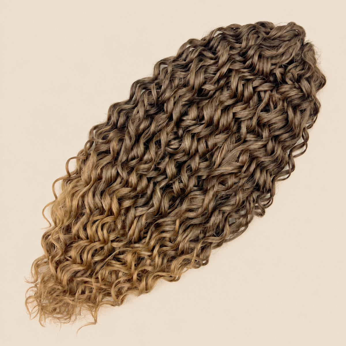 Jessica golvend invlechthaar 60 cm in bruin (T10/14) op beige achtergrond – De HaarBoetiek