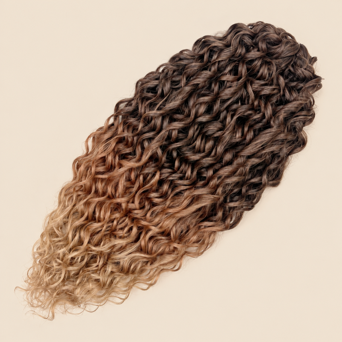 Jessica golvend invlechthaar 60 cm in bruin (T-Brown96) op beige achtergrond – De HaarBoetiek