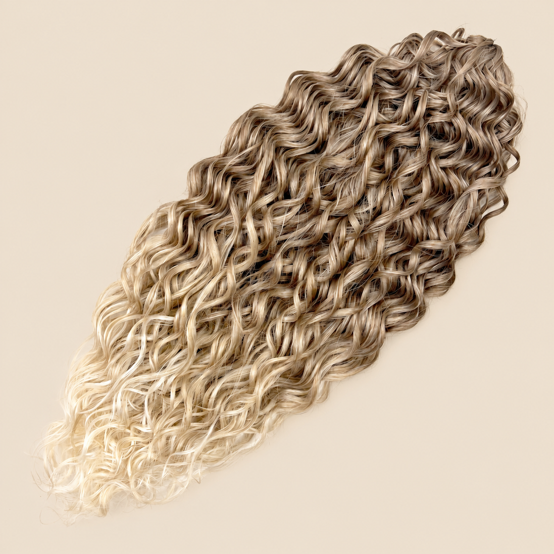 Jessica golvend invlechthaar 60 cm in bruin-blond (T-Brown97) op beige achtergrond – De HaarBoetiek